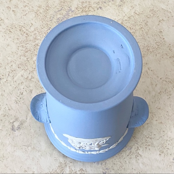 Vintage WEDGWOOD Blue Jasperware Pegasus NeoClassical 6” Vase - Picture 9 of 13